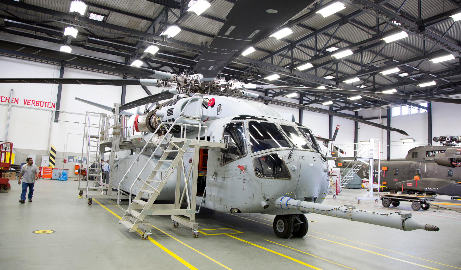 Der schwere Transporthubschrauber Sikorsky CH-53K im Fliegerhorst Holzdorf neben der CH-53G des Hubschraubergeschwaders 64 (HSG 64). Teile des vorhandenen Geräts zu Betrieb und Wartung können von der CH-53G übernommen werden. 